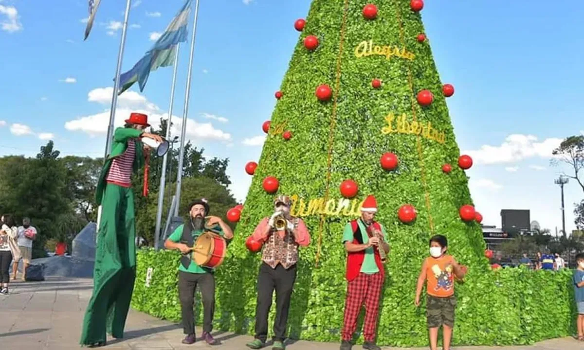 Ituzaingó: hoy a las 19hs. en la Plaza 20 de Febrero, se enciende al árbol de navidad con festejos y shows en vivo