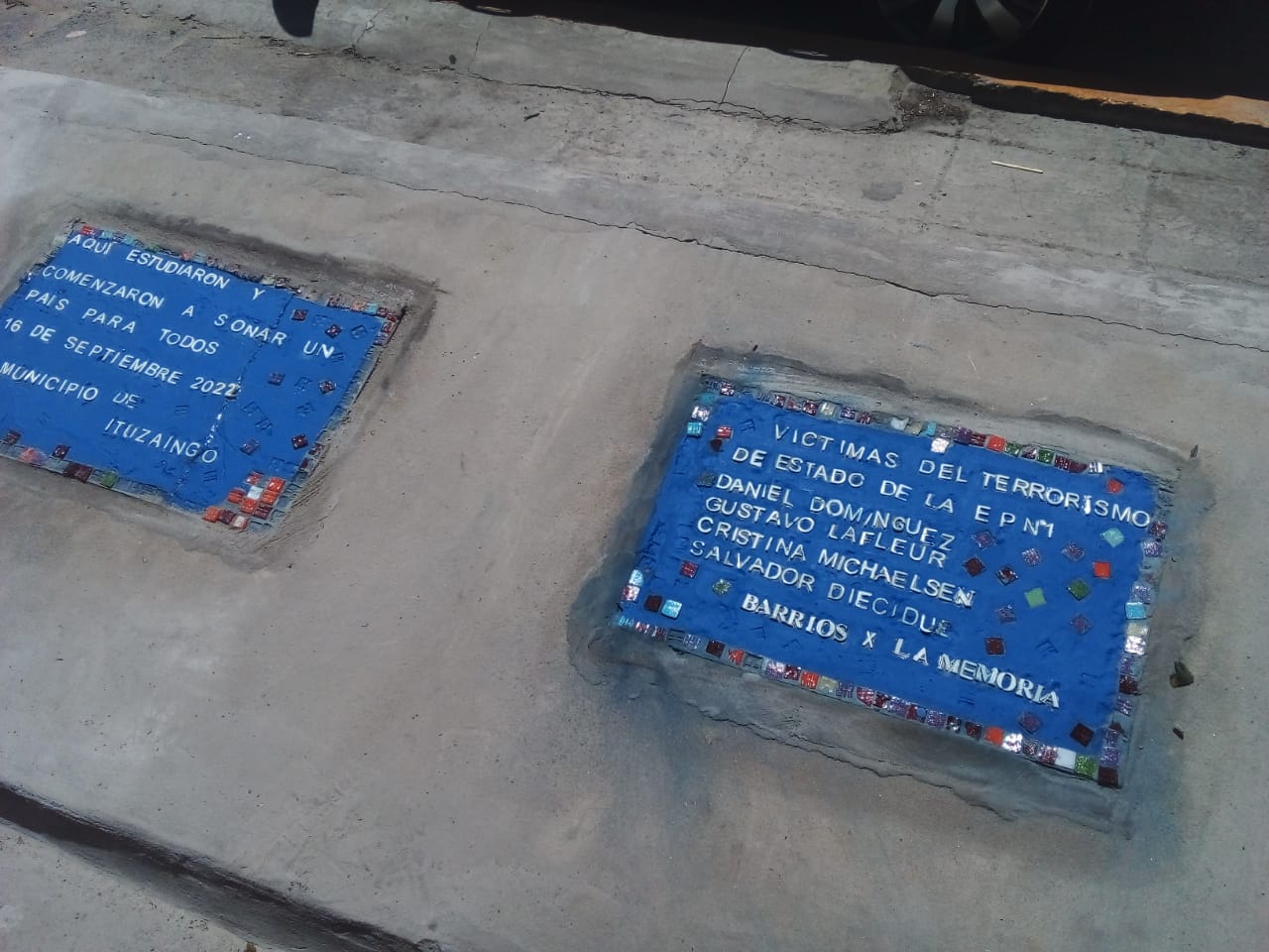Ituzaingó: rehicieron las placas en homenaje a los estudiantes desaparecidos de la EP N°1