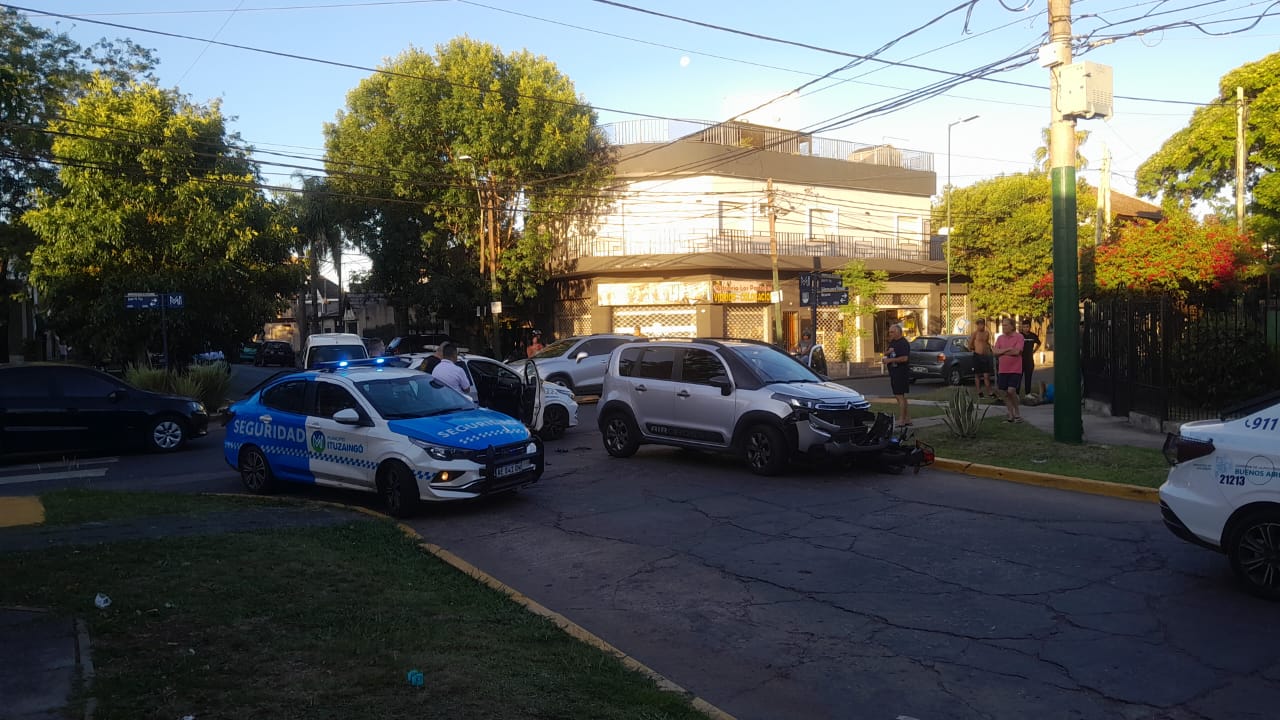 Ituzaingó: dos jóvenes heridos tras chocar una moto y un auto en José M. Paz y Besares