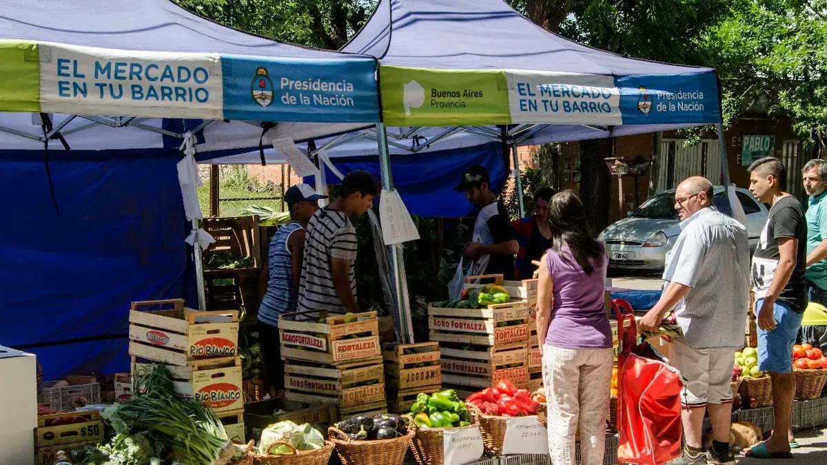 Un productor vende sus verduras en una edición de Mercados Bonaerense en Morón.