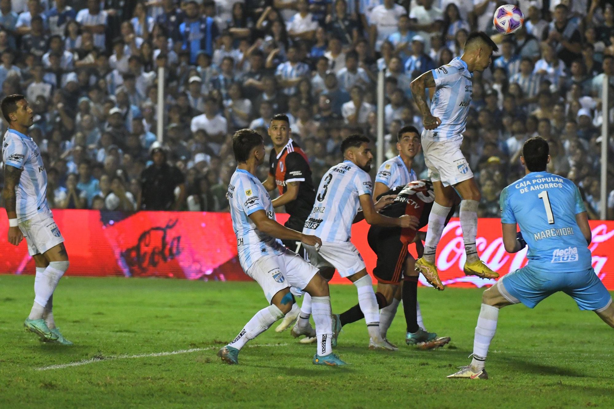 El “Millonario” rescató un empate en Tucumán