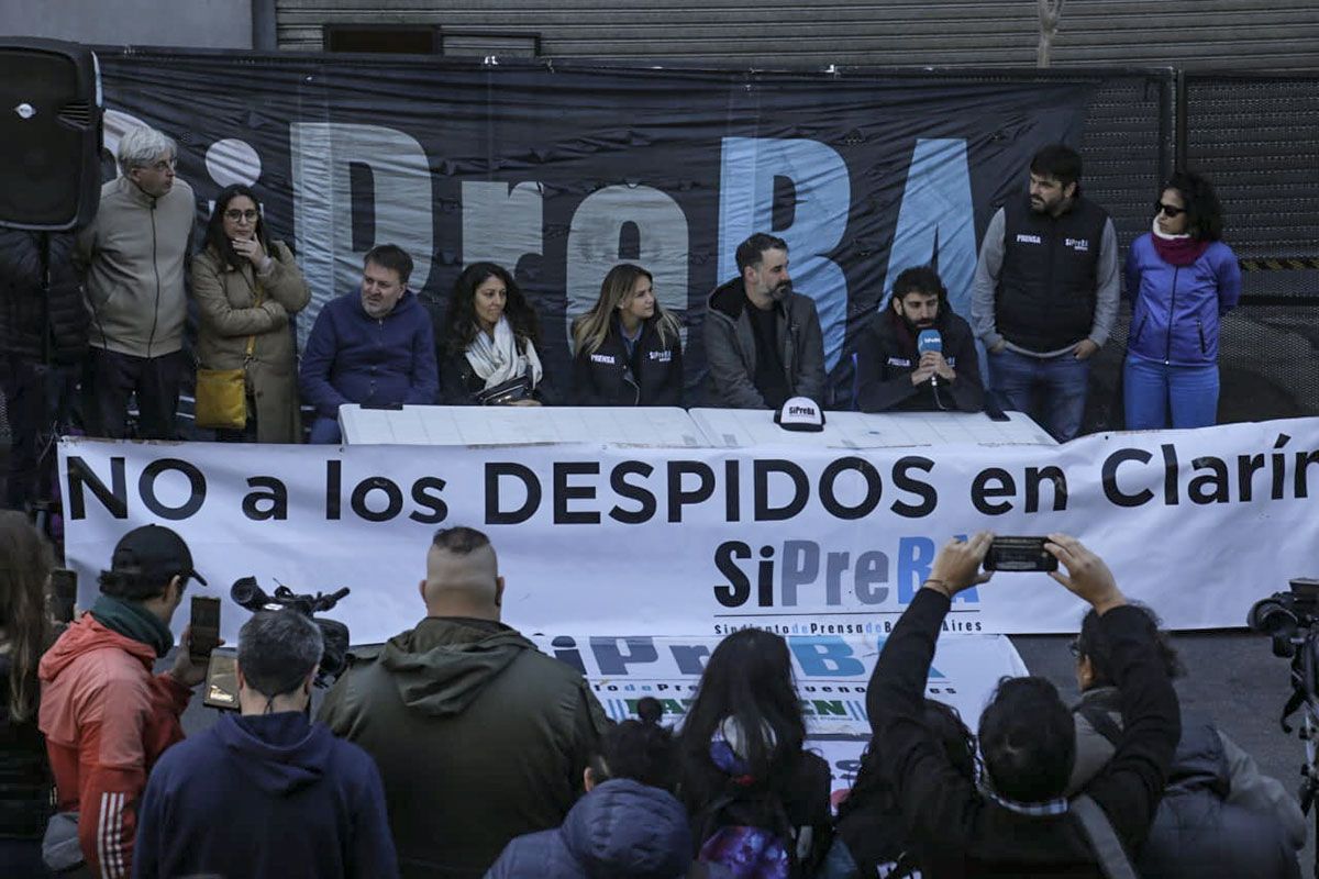 Despidos en Clarín: Las y los trabajadores realizarán una radio abierta y un “camarazo” para visibilizar sus reclamos