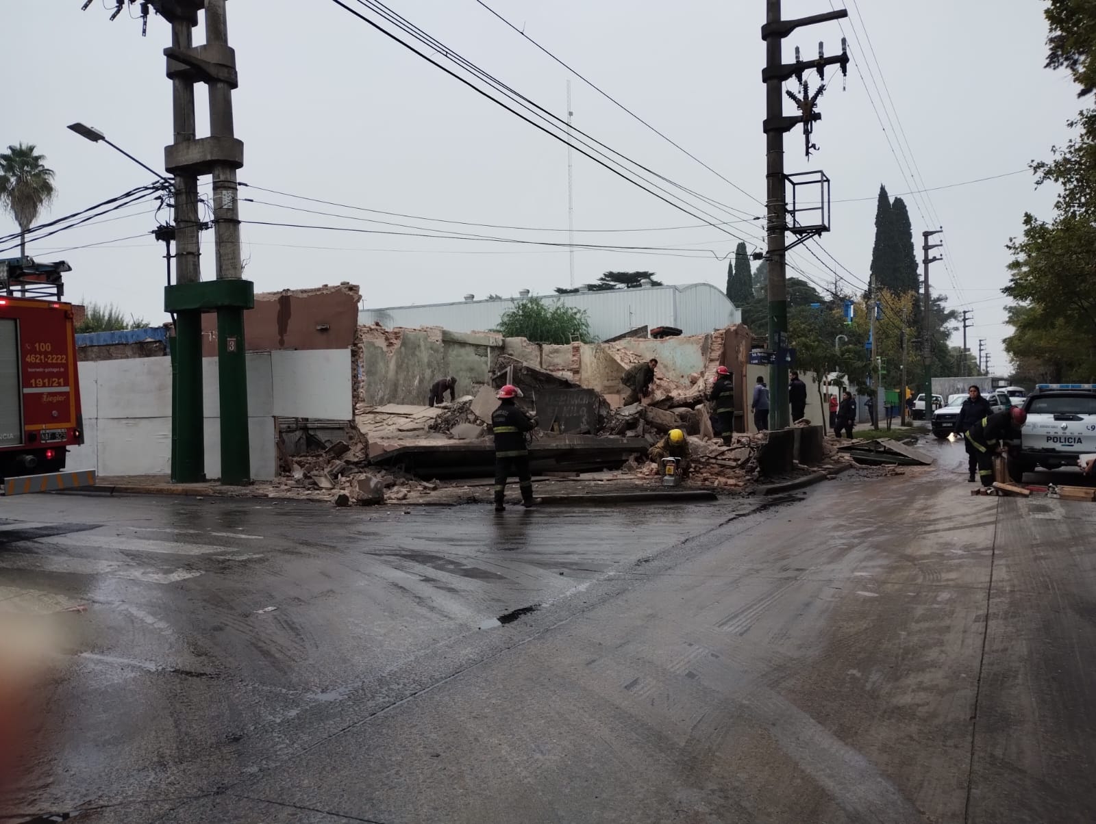 Derrumbe trágico en Ituzaingó, 1 operario atrapado entre los escombros