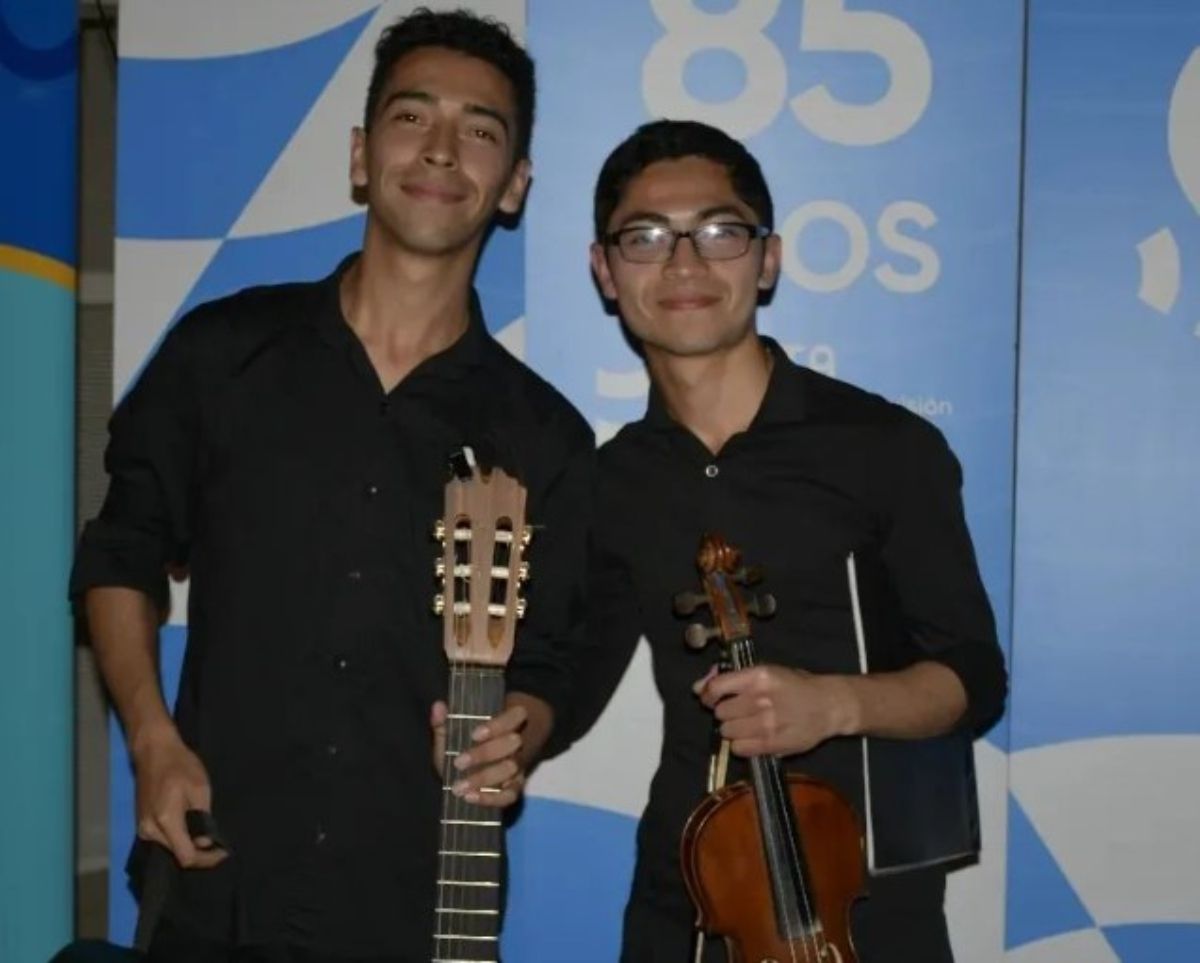 “Los chicos de la peatonal”, los hermanos que pagan sus estudios con música callejera en San Justo