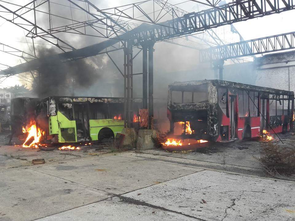 Voraz incendio en un deposito de colectivos de la empresa EcoTrans