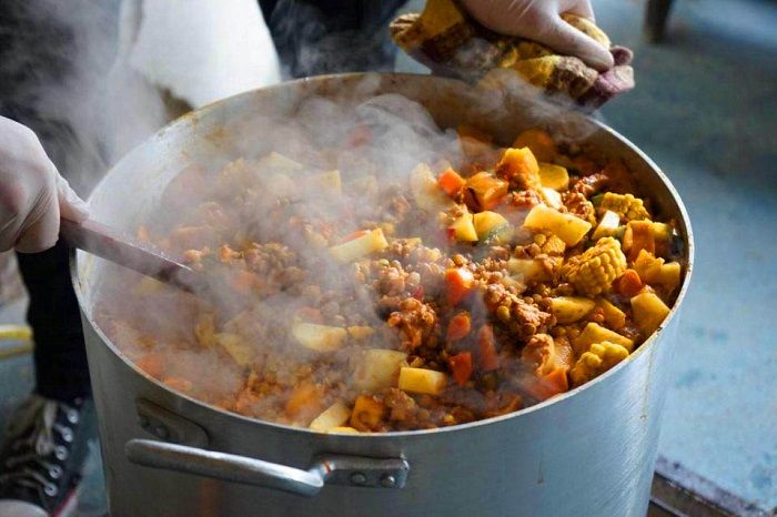 Ayudar a ayudar: El “Equipo Solidario del Oeste” busca cocineros y cocineras para su entrega de viandas de este lunes