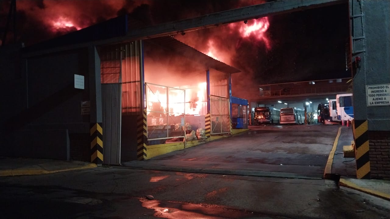 Feroz incendio en la terminal de La Costera, más de 17 colectivos destruidos