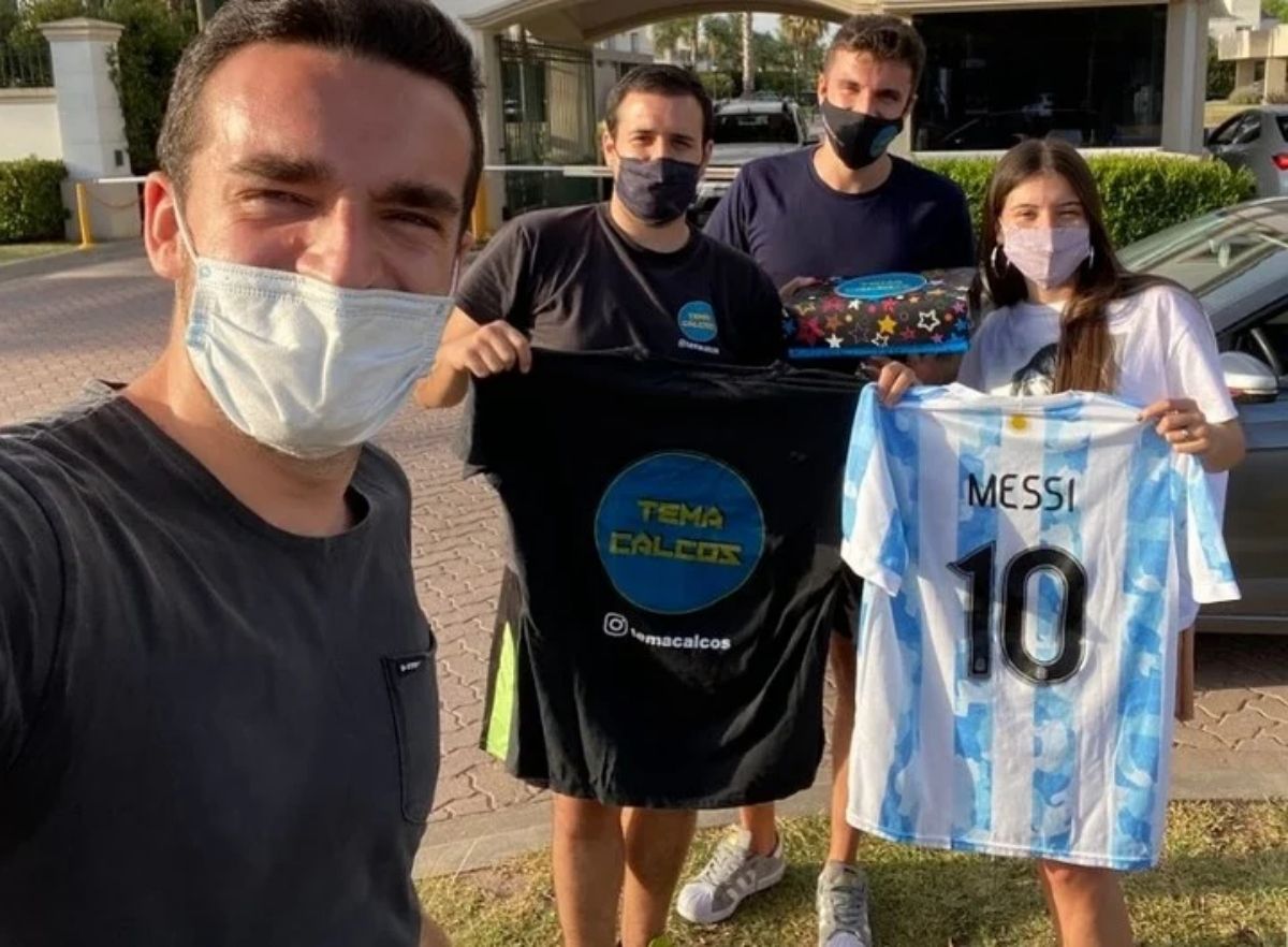 Llegaron a la cima: la historia de la pyme de Haedo que le obsequió stickers a Lionel Messi