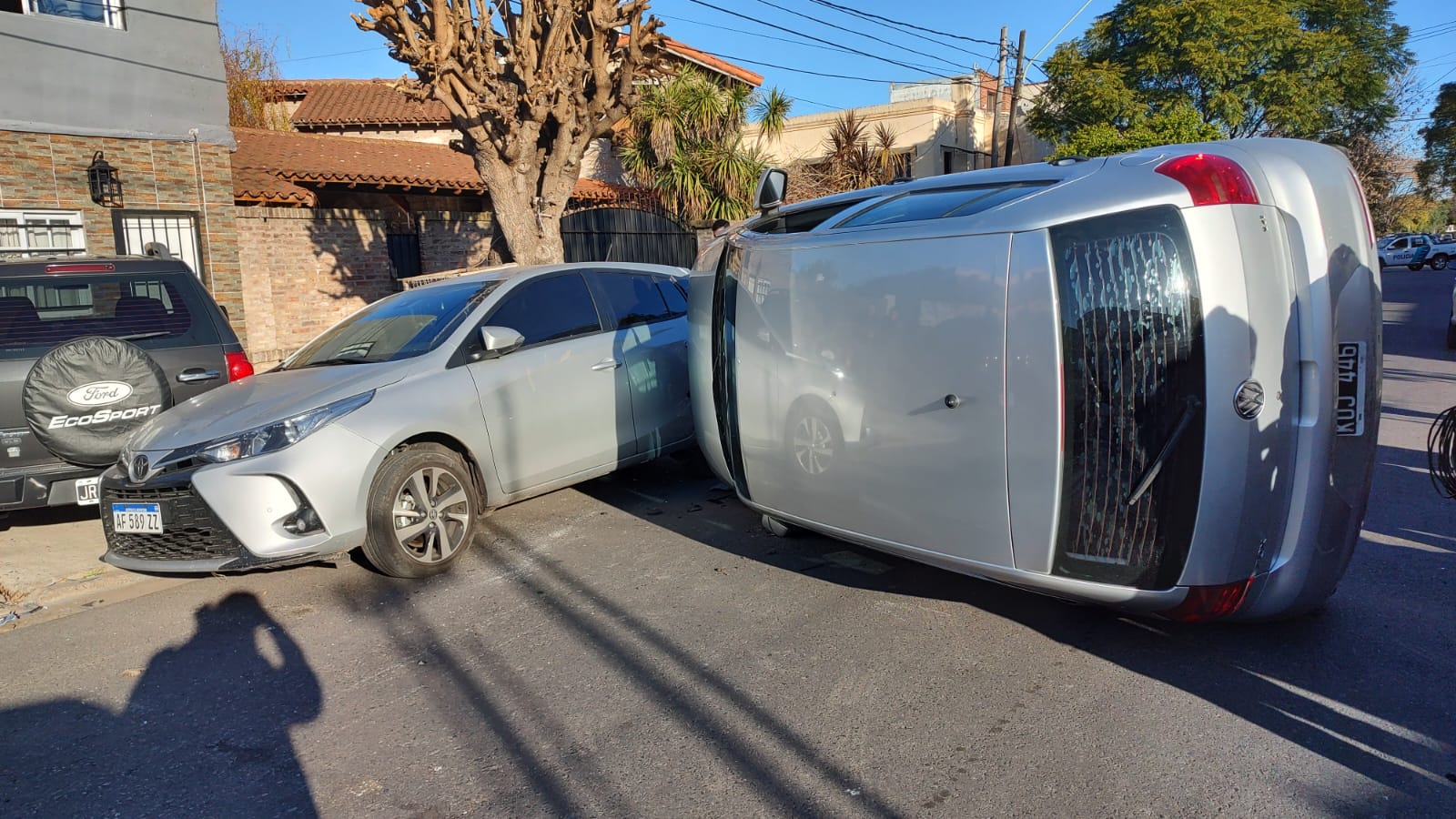 Ituzaingó: una distracción al volante causó un choque en cadena y vuelco en Villa Ariza