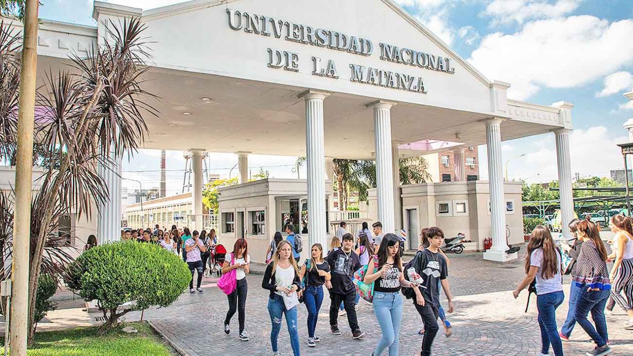 Según la propuesta de Milei, cursar en una Universidad pública le costará al alumno 2 millones de pesos anuales