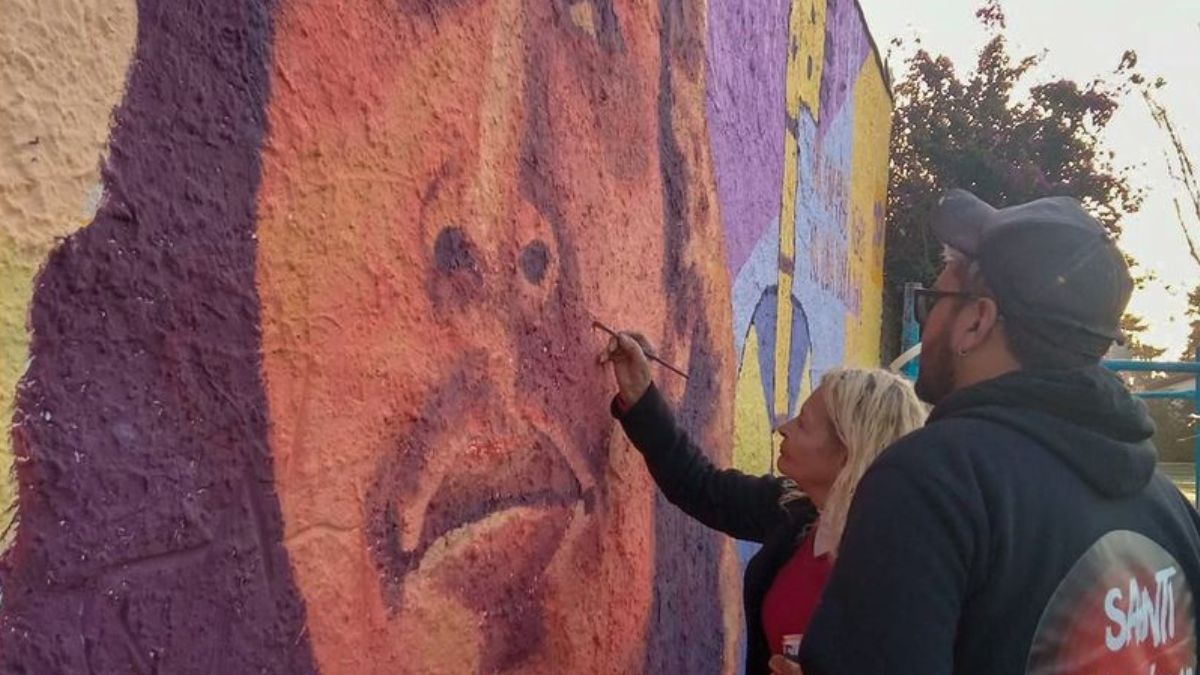 Merlo: fue restaurado el mural de Ismael Sosa en la Plaza Eva Perón