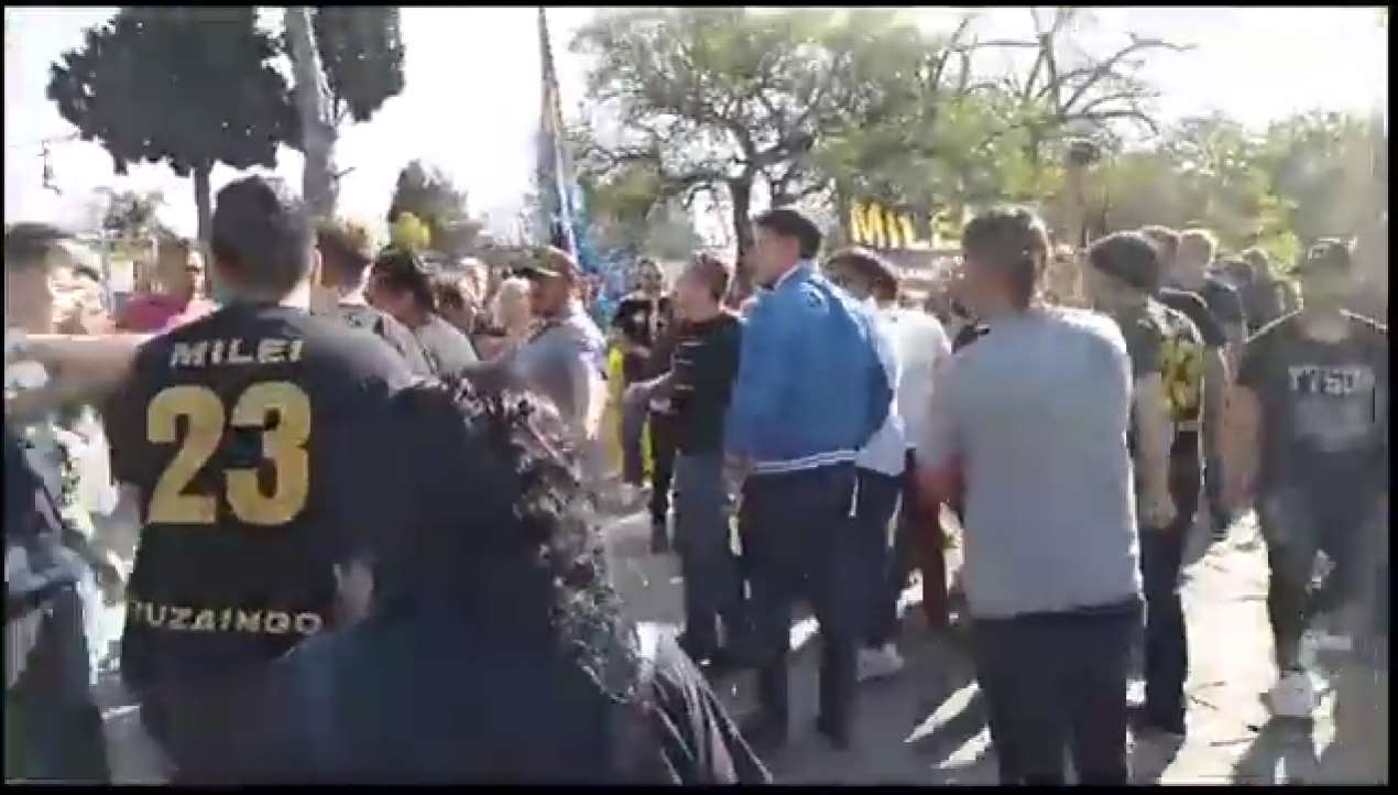Ituzaingó: batalla campal entre los militantes de Milei en la Plaza 20 de Febrero