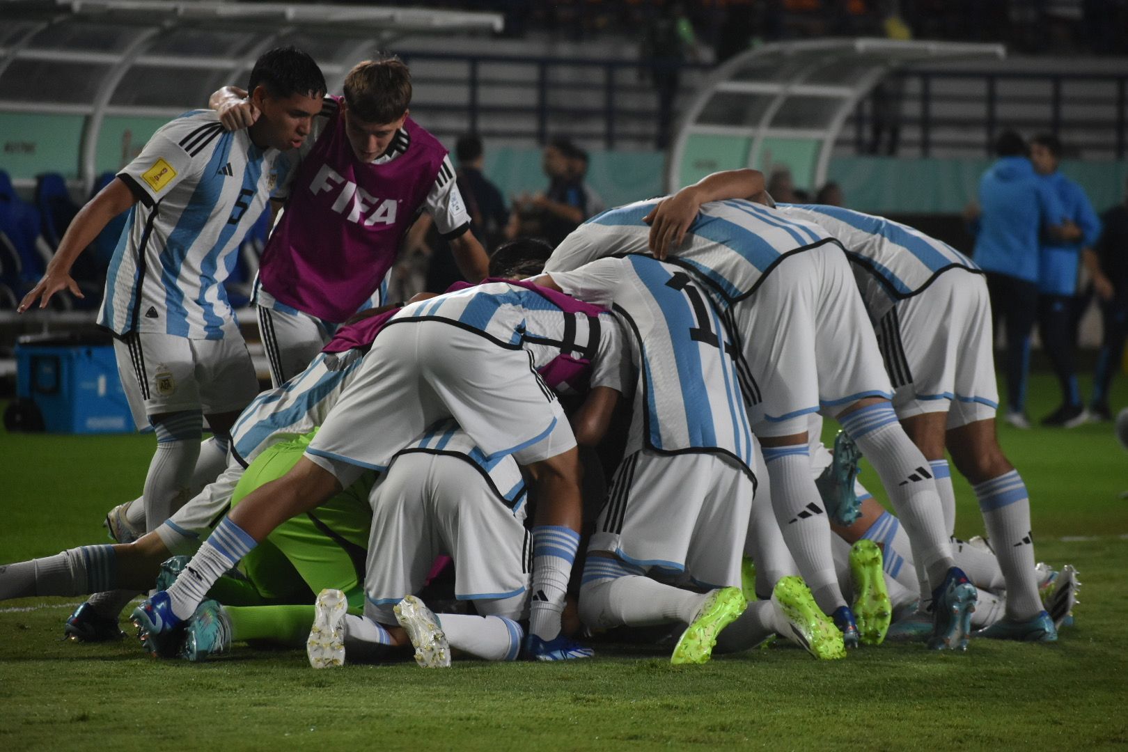 Argentina ganó y sueña con el pase a los octavos