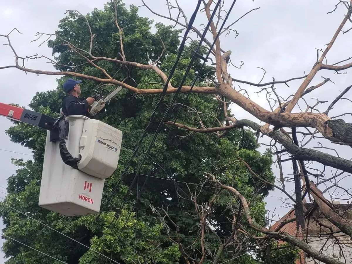 Morón: Tras el temporal, el Municipio trabaja en los barrios afectados por la tormenta