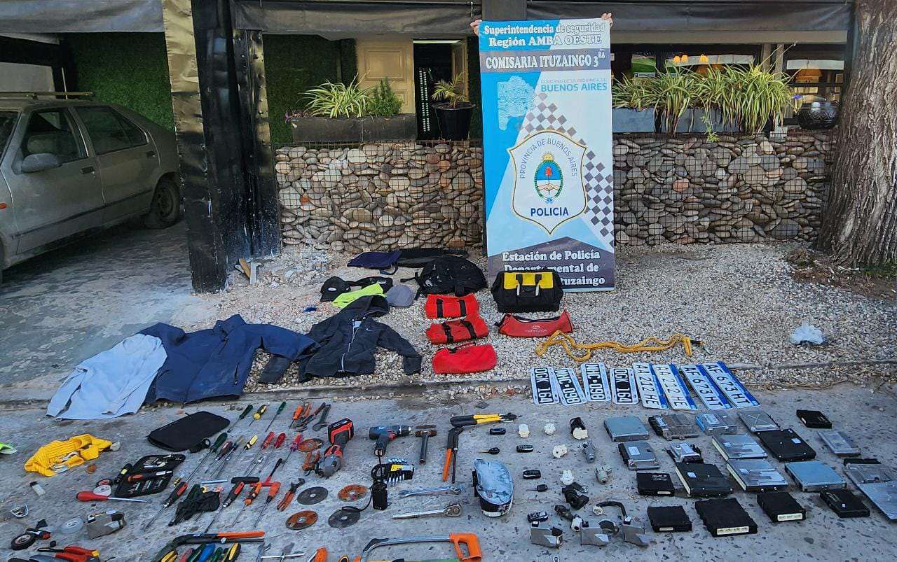 Ituzaingó: dos falsos mecánicos detenidos con más de 20 computadoras de vehículos robados en Acceso Oeste