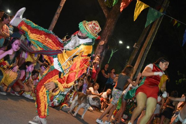Barrio Nuevo: la murga "Avivando la Locura" cierra febrero a puro carnaval