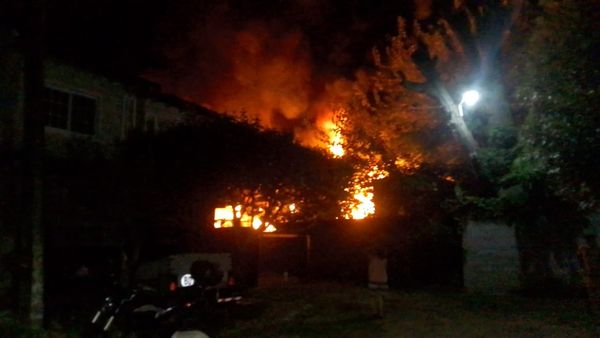 Ituzaingó: Incendio en un galpón de micros de larga distancia