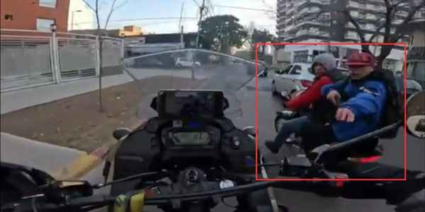VIDEO: Motochorros persiguen a un motociclista en el centro de Morón