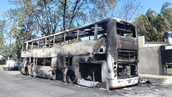 Ituzaingó: se incendió de un micro de larga distancia y hay sospechas por quemacoches