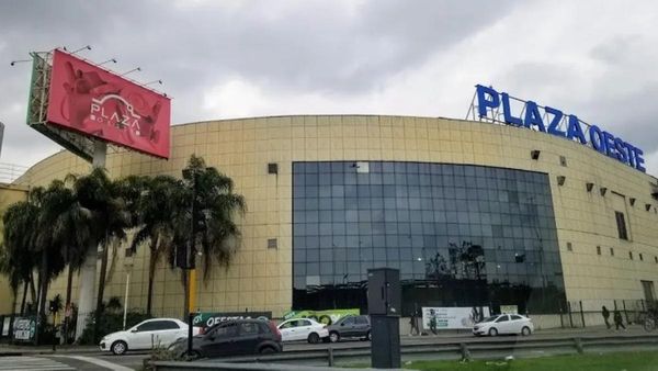 Se cayó parte del techo del shopping Plaza Oeste