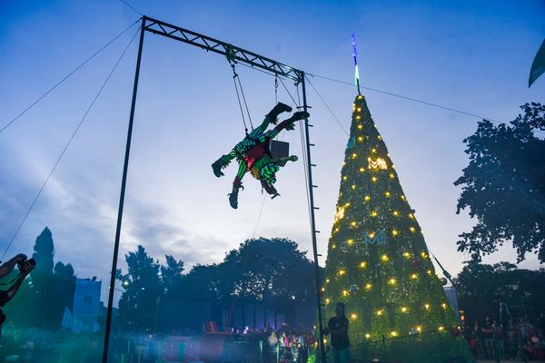 Ituzaingó: llega Papá Noel  y se enciende el arbolito