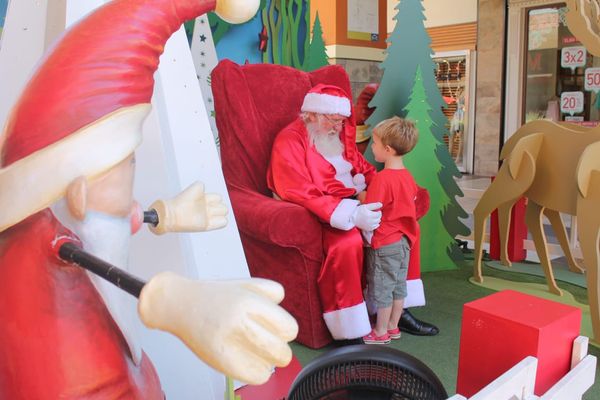 Un bar de Ituzaingó lleva a Papá Noel para los más pequeños