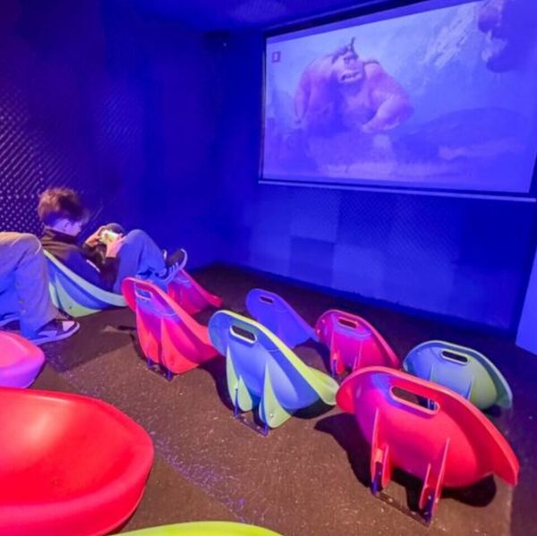 El restaurante de Ituzaingó con sala de cine para niñ@s