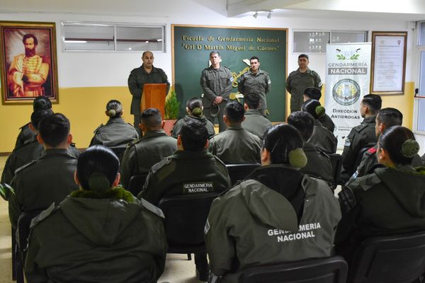 Milei propone maestros con uniforme que enseñen disciplina y valores
