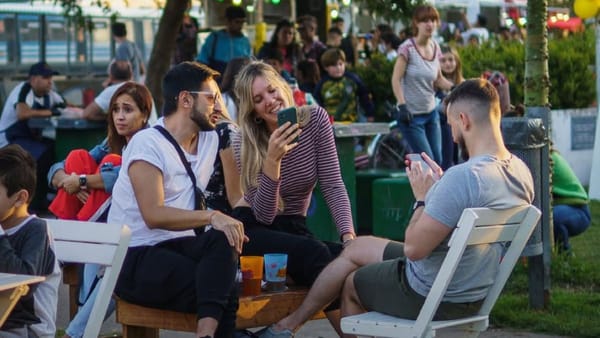 La West regresa a Castelar con música, gastronomía y festejo por el Día de San Valentín