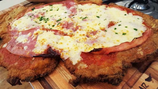 El local de Ituzaingó que prepara una milanesa de dos pisos