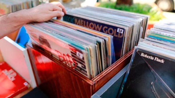 La House Feria cierra junio en Ituzaingó con vinilos, música y mucha nostalgia