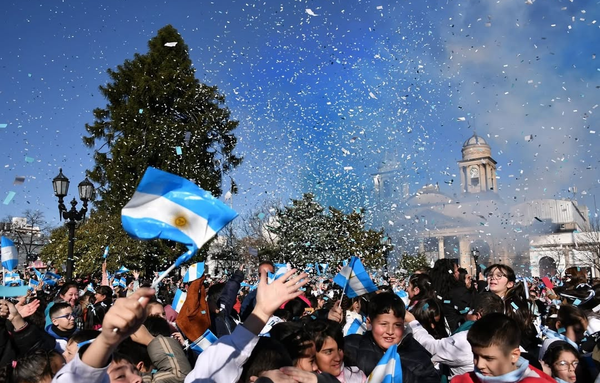 Jura a la Bandera en Morón: Chicos y chicas prometieron fidelidad en un acto multitudinario