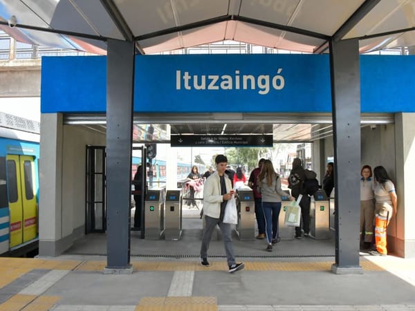 Importantes demoras en el Sarmiento por medida de fuerza de la Fraternidad