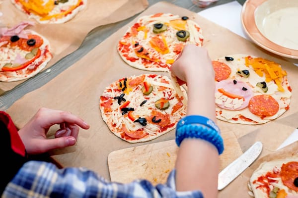 Un restaurante de Ituzaingó lanzó un taller de pizzas para los más chicos