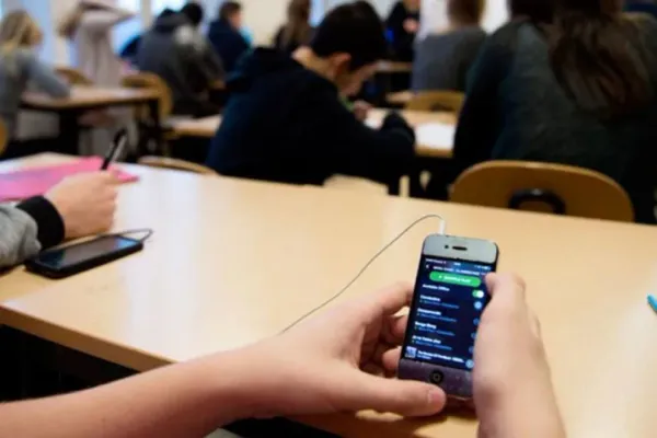 No más celulares: Cómo es la normativa bonaerense que restringe su uso en las escuelas