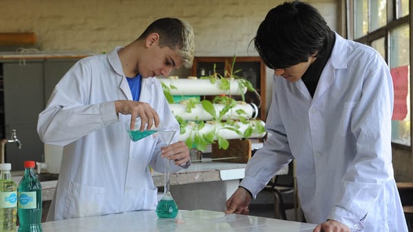 Organizaciones de Ituzaingó llevan actividades científicas a las escuelas del distrito