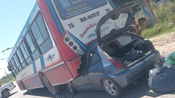 Se incrustó con su auto debajo de un colectivo y "nació de nuevo"