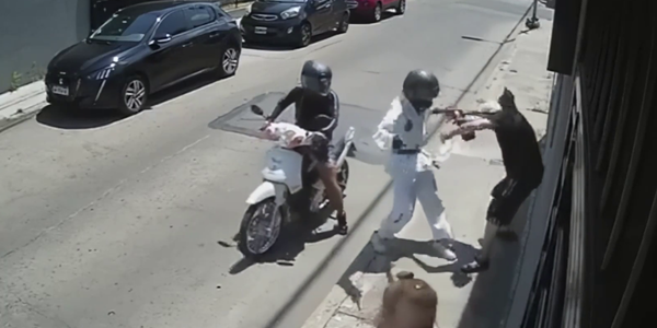 Un ladrón vestido de taekwondo atacó y arrastró a un jubilado para robarle