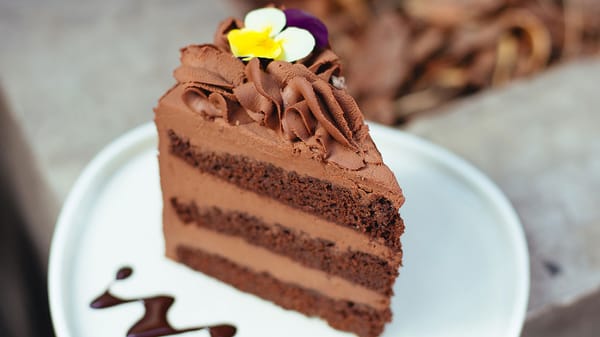 La cafetería de Ituzaingó con porciones de tortas XXL