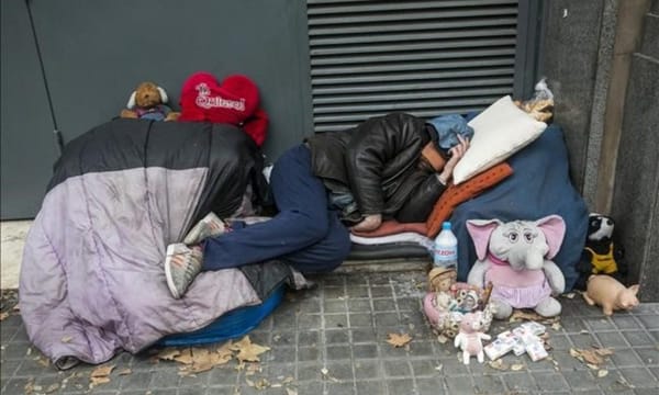 Por primera vez se ven familias enteras durmiendo en la calle en el centro de Ituzaingó