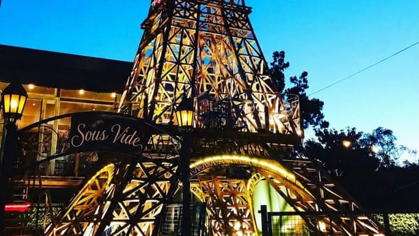 Una influencer visitó el restaurante de la Torre Eiffel de Ituzaingó