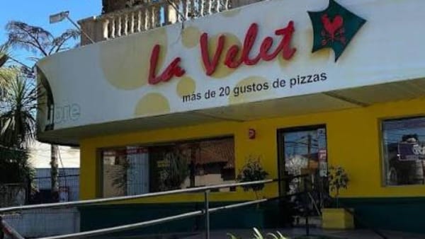 Un influencer gastronómico visitó y degustó "la mejor pizza libre" de Morón