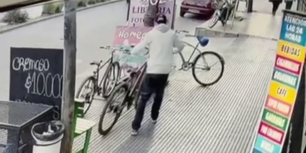 Robo en Villa Udaondo: ladrón roba la bicicleta de una menor y queda grabado