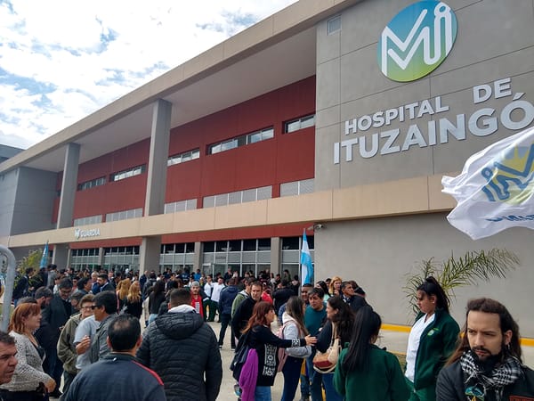 El Hospital de Ituzaingó otra vez en crisis: 110 enfermeras no cobraron el sueldo