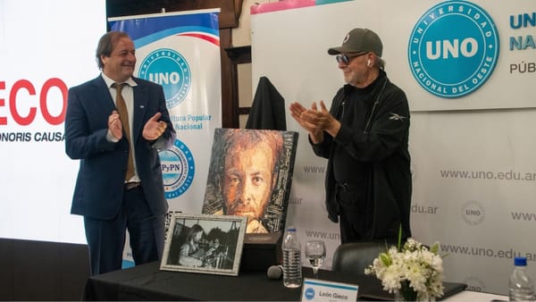 León Gieco recibió el Doctor Honoris Causa de la Universidad Nacional del Oeste