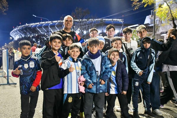 Chicos de Merlo alentaron a la Selección Argentina en una jornada de integración y deporte