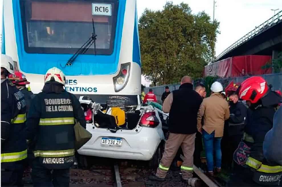 Caos y demoras en la línea Sarmiento por un choque entre una formación y un auto e Villa Luro