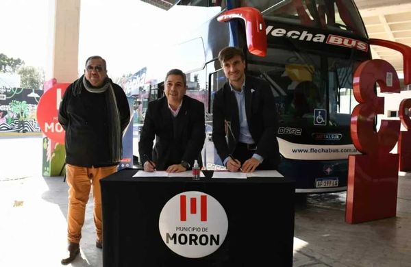 Morón: Lucas Ghi firmó un acuerdo para que l@s vecin@s tengan descuentos en pasajes de micro