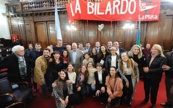 Un ex dt campeón del mundo fue homenajeado en La Plata