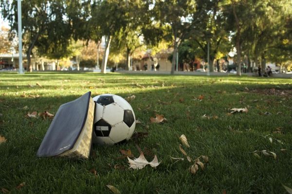 Morón: se aproxima una jornada de fútbol y literatura en el polideportivo Gorki Grana